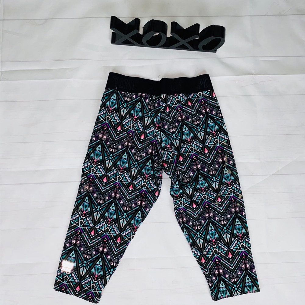 VS Pink Ultimate Capri Yoga Pants M - Picture 5 of 9